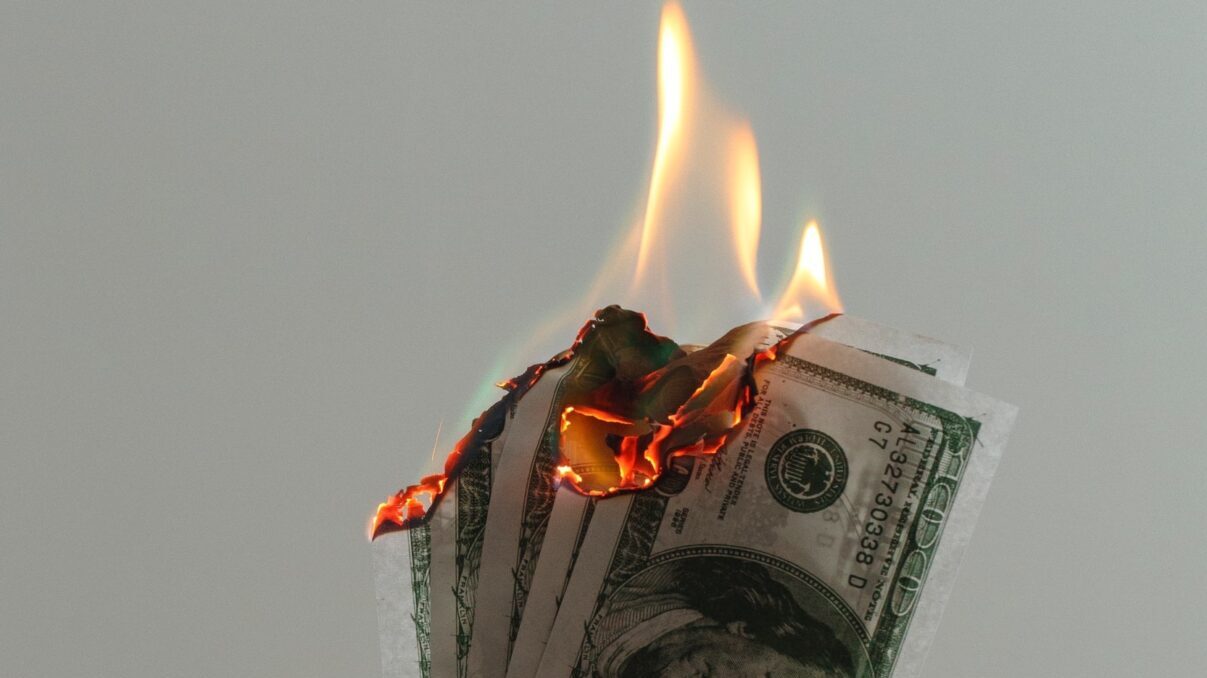お金が燃える画像